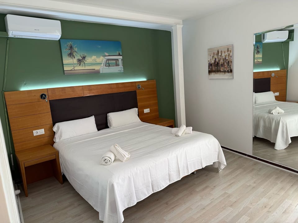 Deluxe Double Room, Air conditioning | Desk, free WiFi, bed sheets