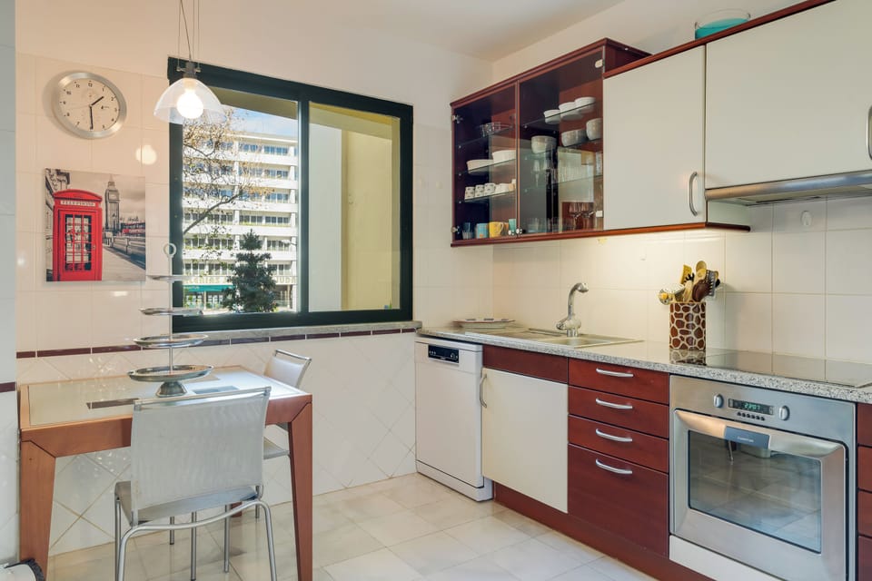 Full-size fridge, microwave, oven, stovetop