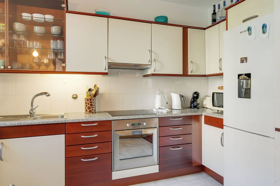 Full-size fridge, microwave, oven, stovetop