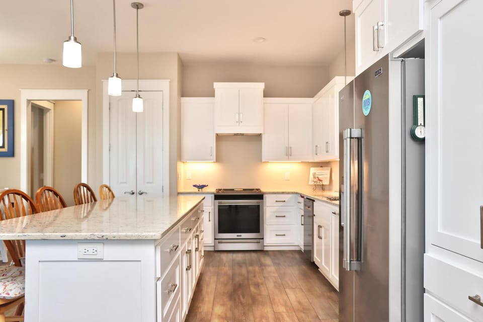 House, Multiple Beds (Windchimes) | Private kitchen