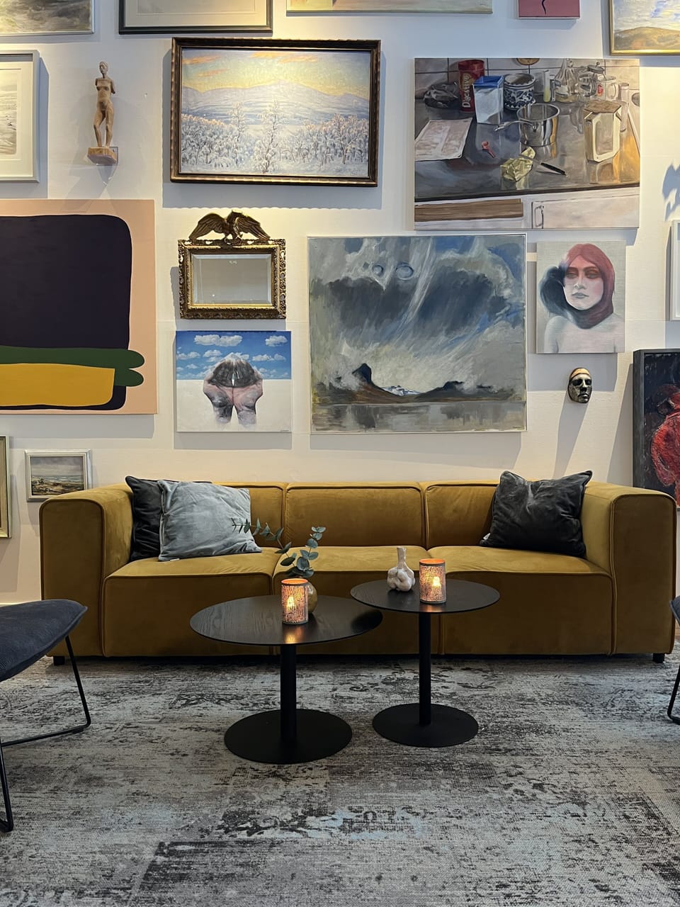 Breakfast and lunch served, local cuisine