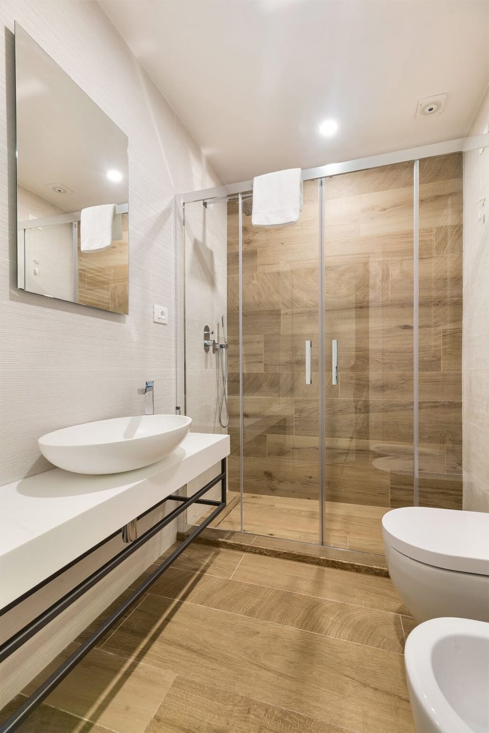 101 - Economy double Room | Bathroom | Shower, rainfall showerhead, free toiletries, hair dryer