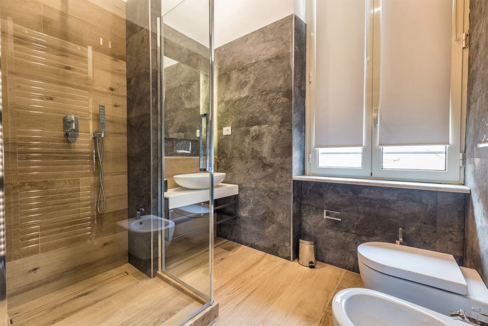 104 - Queen Size | Bathroom | Shower, rainfall showerhead, free toiletries, hair dryer