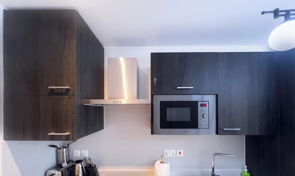 Full-size fridge, oven, stovetop