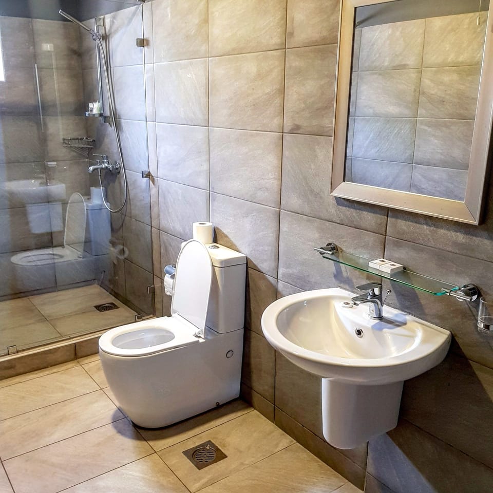 Deluxe Double Room, Garden View | Bathroom | Combined shower/tub, free toiletries, hair dryer, slippers