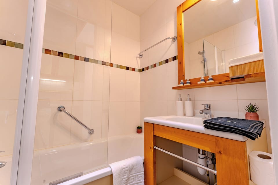 Bathtub, free toiletries, hair dryer, towels
