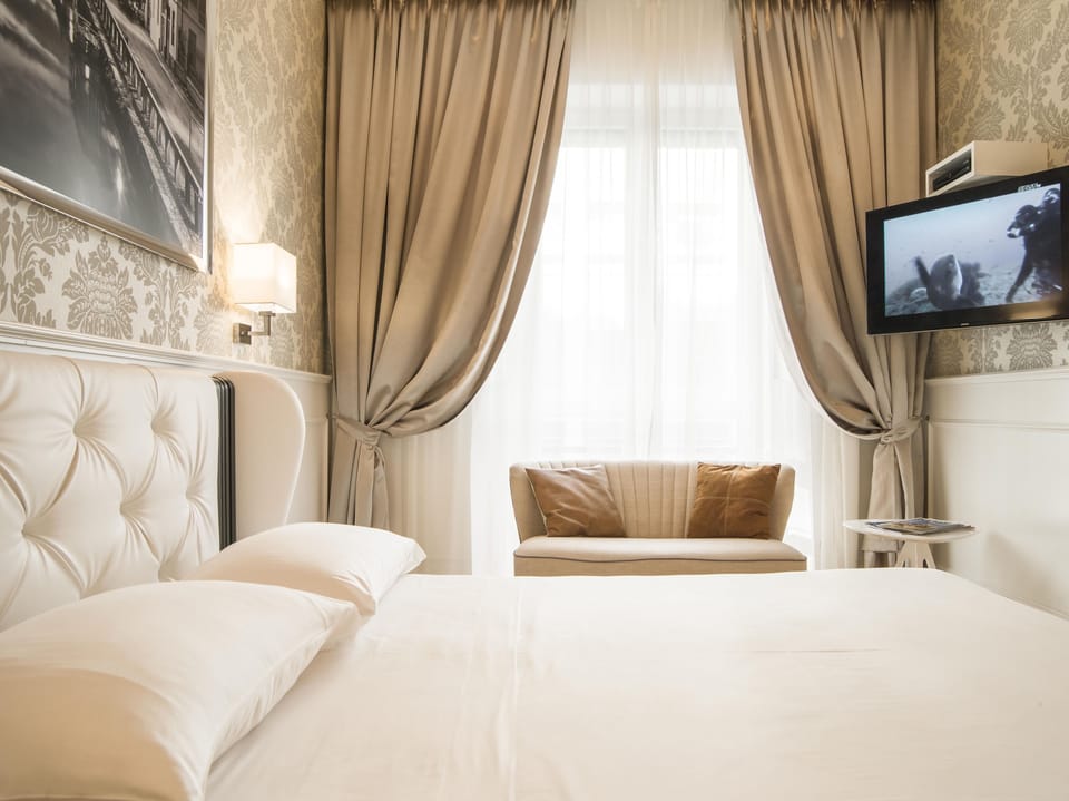 Deluxe Double Room, 1 Double Bed | Egyptian cotton sheets, premium bedding, minibar, in-room safe
