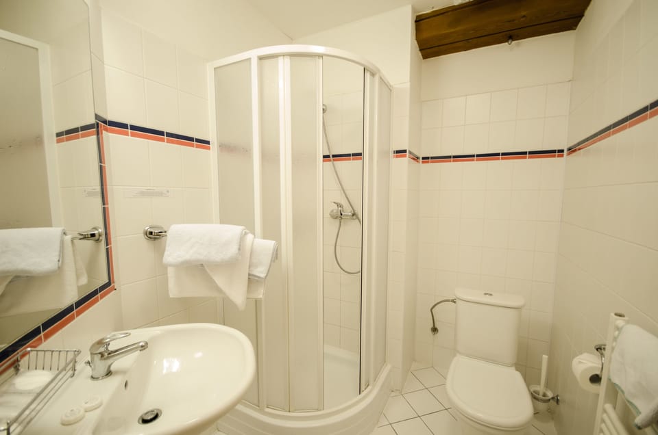 Apartment, 3 Bedrooms | Bathroom | Free toiletries, hair dryer, towels, soap