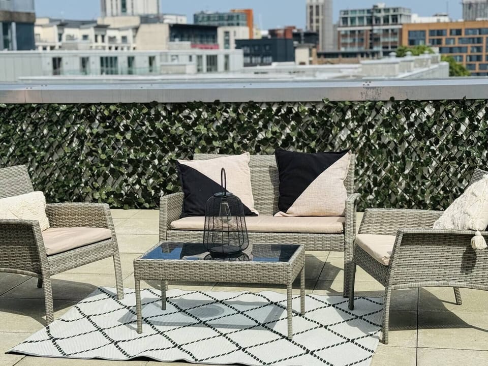 Stunning rooftop patio with city views—perfect for relaxing or socialising in style