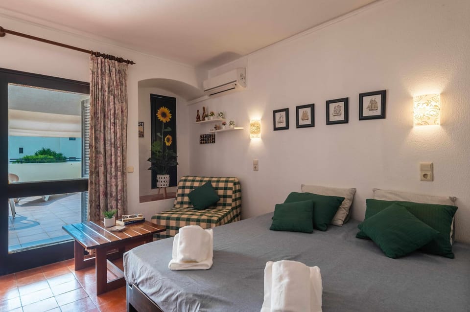 Albufeira Jardim Sun Deck Studio Apartment in Guia
