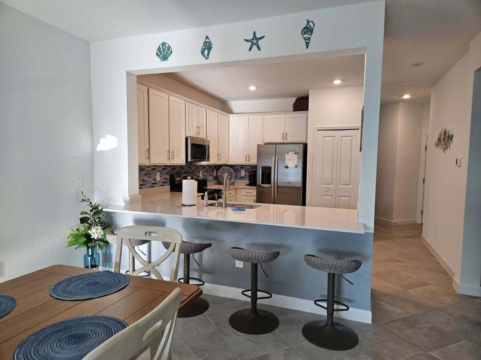 Snack bar and dining area
