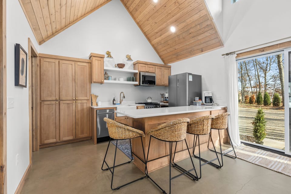 Seating for 8 at the counter