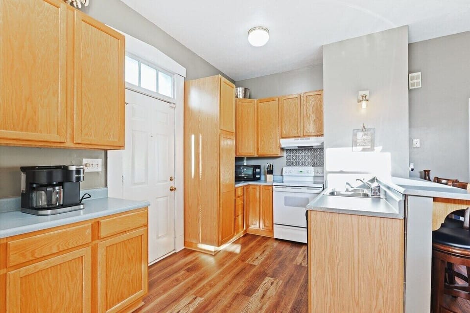 House, Private Bathroom, City View (710) | Shared kitchen | Kitchen island
