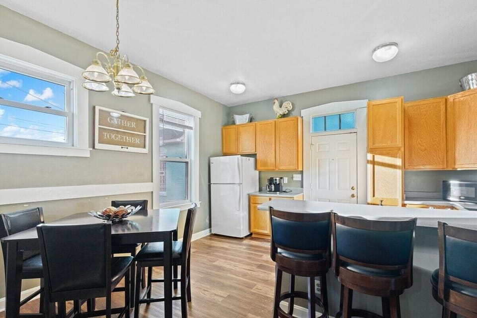 House, Private Bathroom, City View (710) | Shared kitchen | Kitchen island