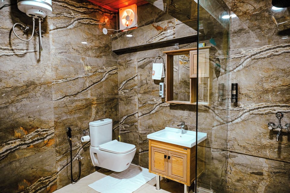 Elite Studio Suite | Bathroom | Shower, slippers, towels, soap