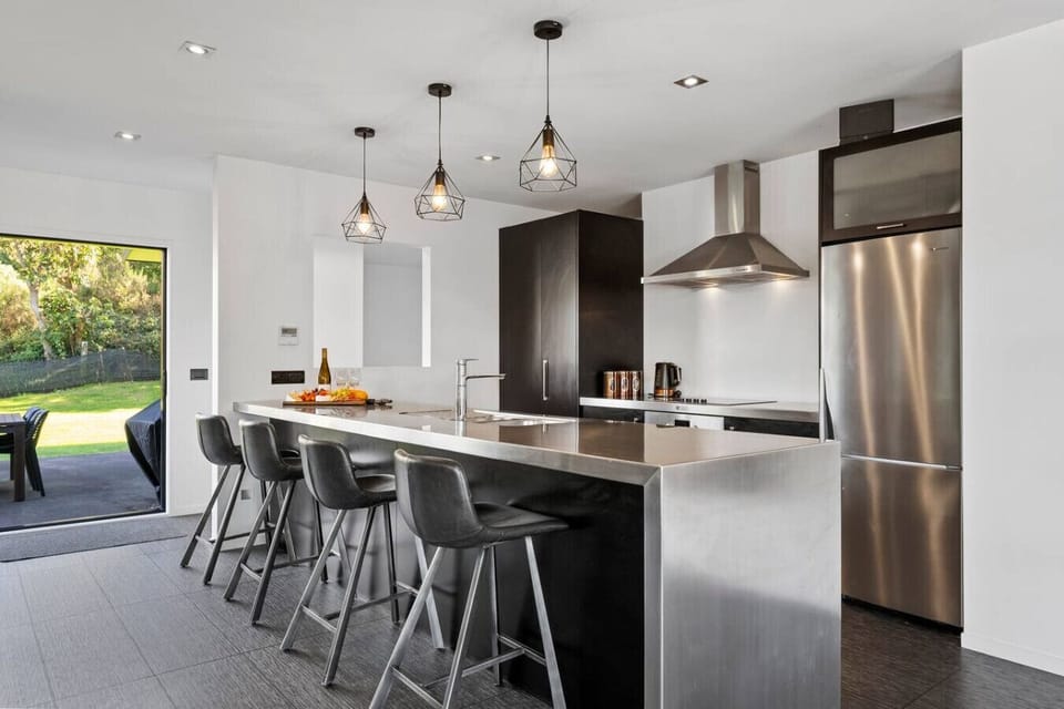 Full kitchen - with breakfast bar
