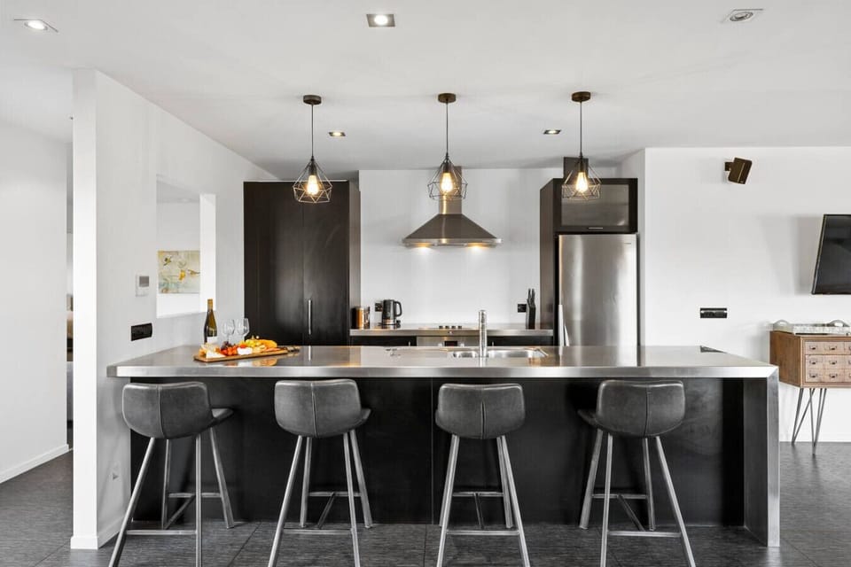 Full kitchen with breakfast bar