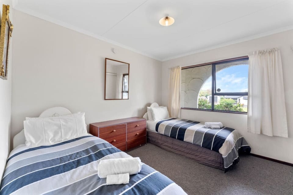 4th Bedroom, x2 Single beds