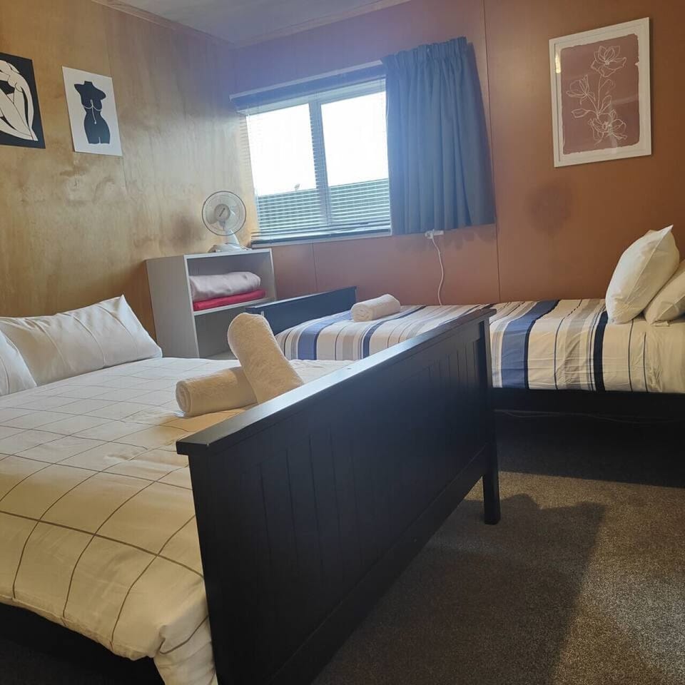 Bedroom 2 - x1 Queen bed, x1 Single bed