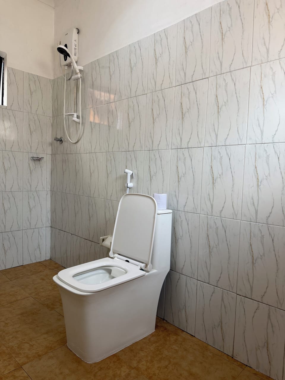 Shower, slippers, bidet, towels
