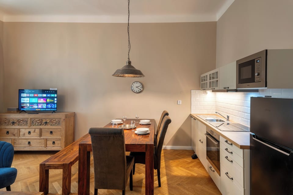 Living room with Smart TV, large dining table, folding sofa bed and fully equipped kitchen