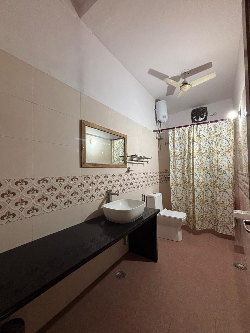 Deluxe Double Room | Bathroom | Shower, free toiletries, bidet, towels