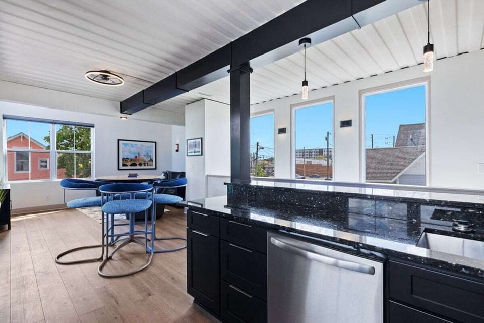 Apartment, Private Bathroom, City View (711 Top Unit) | Shared kitchen