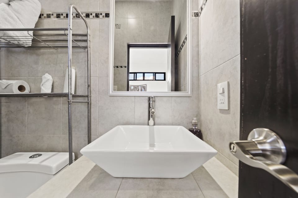 Comfort Room, Balcony, Mountain View | Bathroom