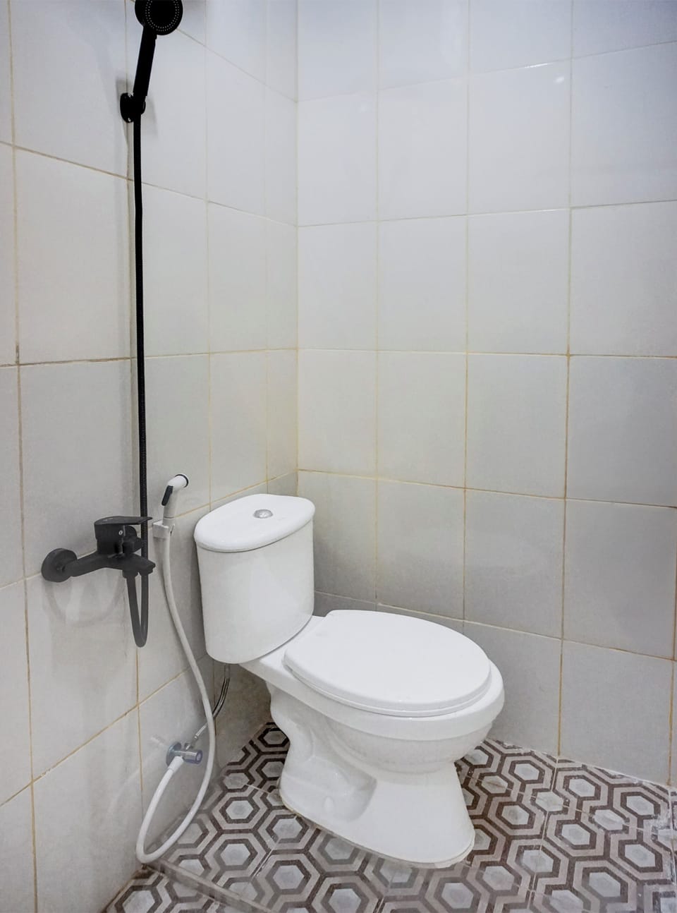Standard Double Room | Bathroom | Shower, rainfall showerhead, free toiletries, towels