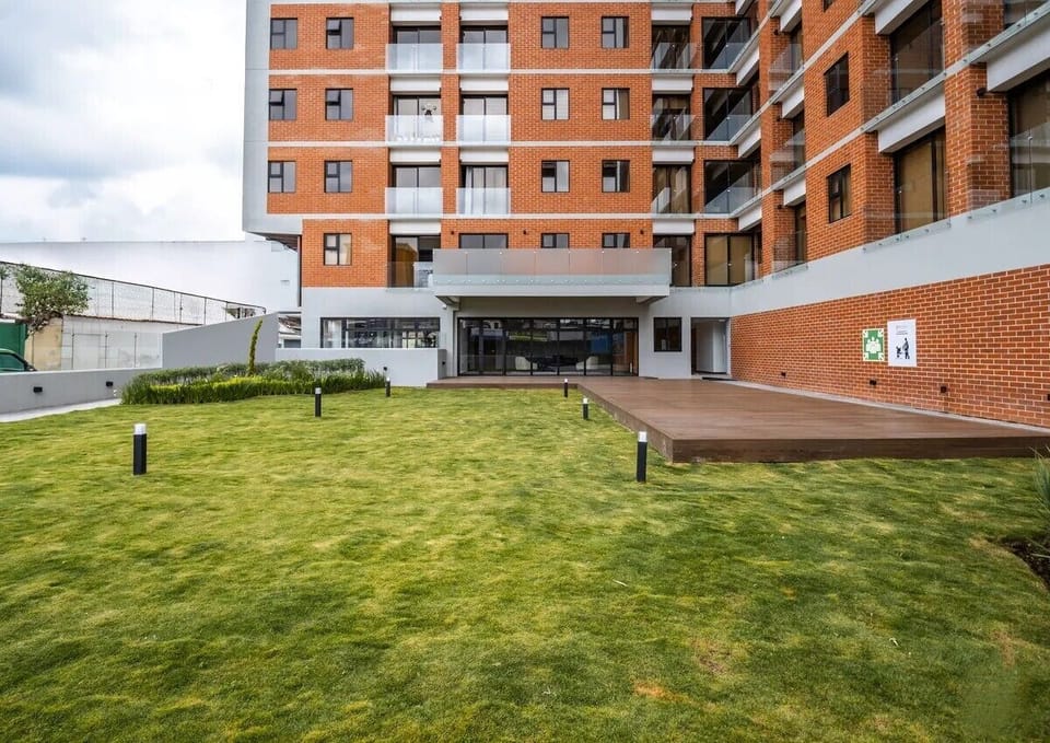Área para caminar y sala familiar en planta baja