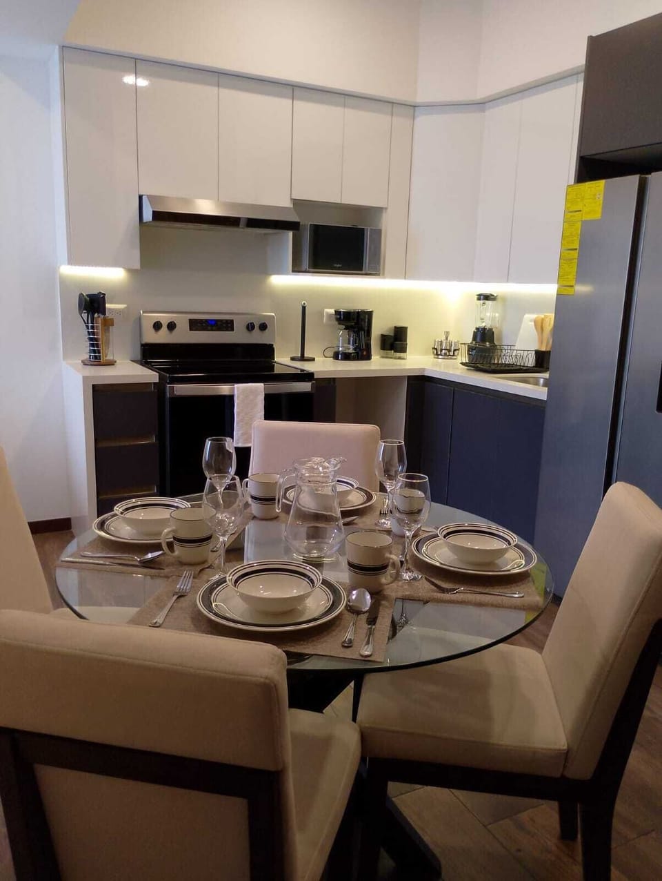 Vista de cocina y comedor juntos 