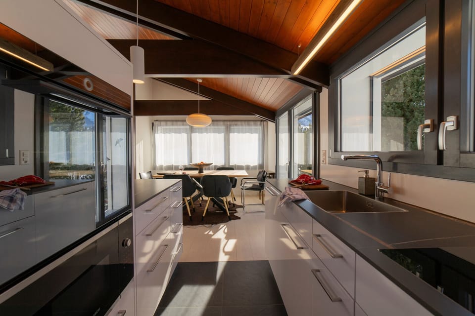 A modern open-plan kitchen with an unobstructed view of the dining area