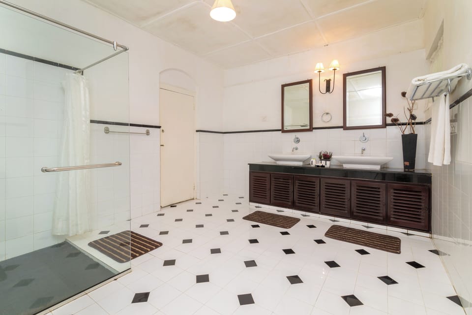 Deluxe Double or Twin Room, Mountain View | Bathroom | Free toiletries, toilet paper