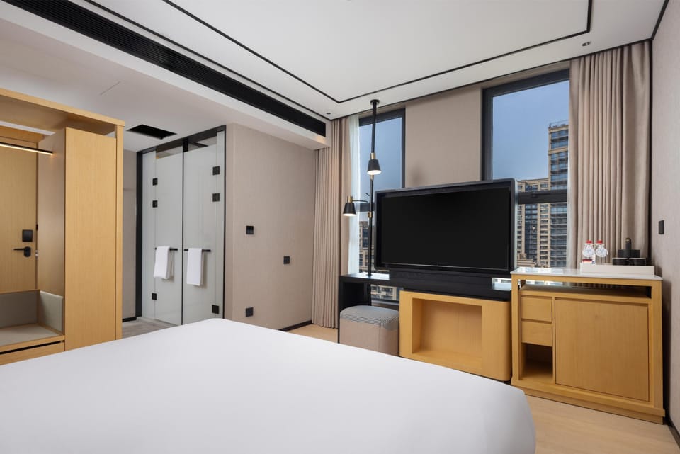 Basic Room, 1 King Bed | Down comforters, free minibar items, in-room safe, desk