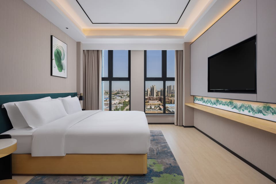Deluxe Suite, 1 King Bed | Down comforters, free minibar items, in-room safe, desk