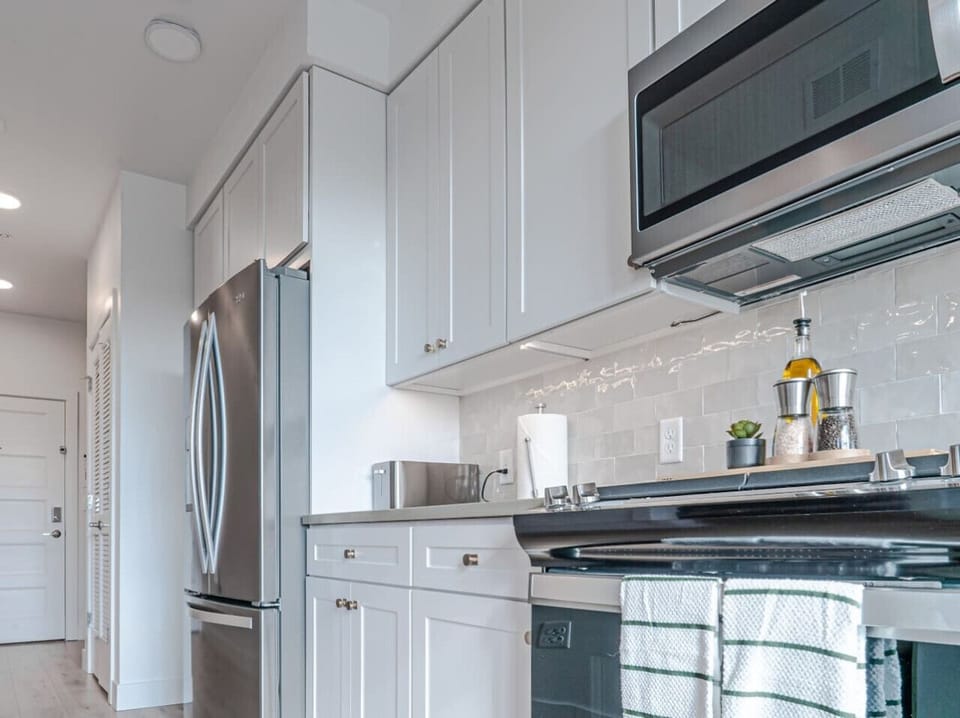 Fully stocked kitchen with all that you need. Pots, pans, bakeware, salt +pepper, and olive oil!!