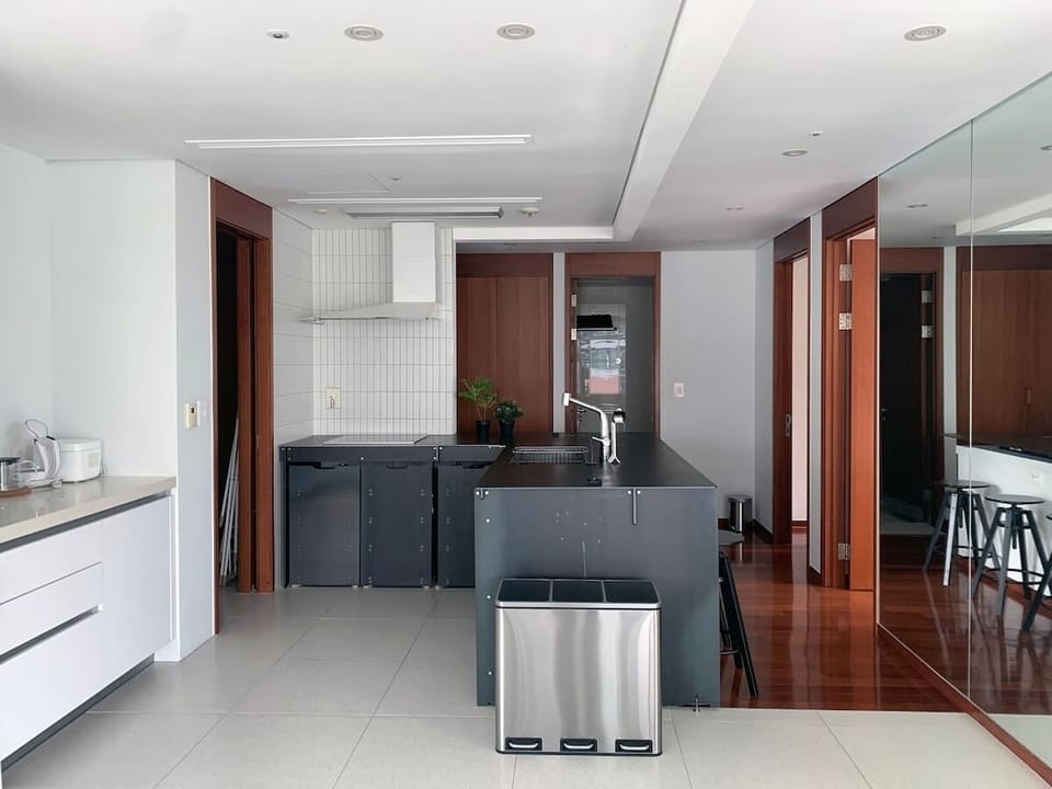 Industrial Designer kitchen. Fully equipped kitchen. The kitchen has a breakfast bar and a coffee bar.