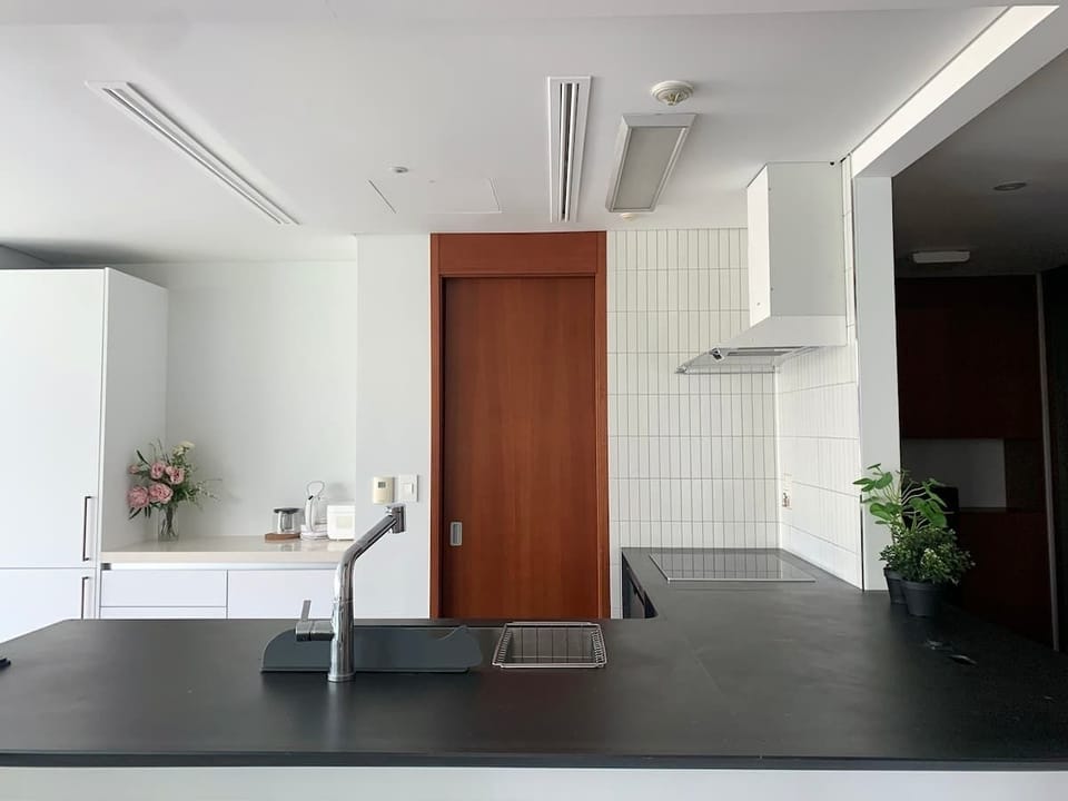 Fully equipped kitchen with  a breakfast bar and a coffee bar.