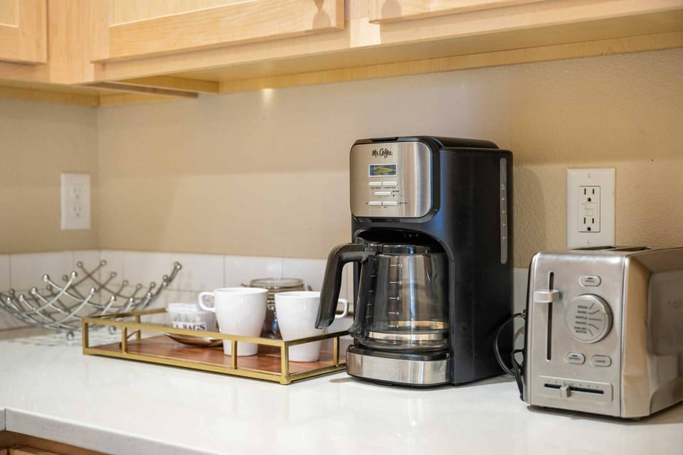 Coffee lovers are in luck as this rental provides coffee. There are also cute cafes in town!