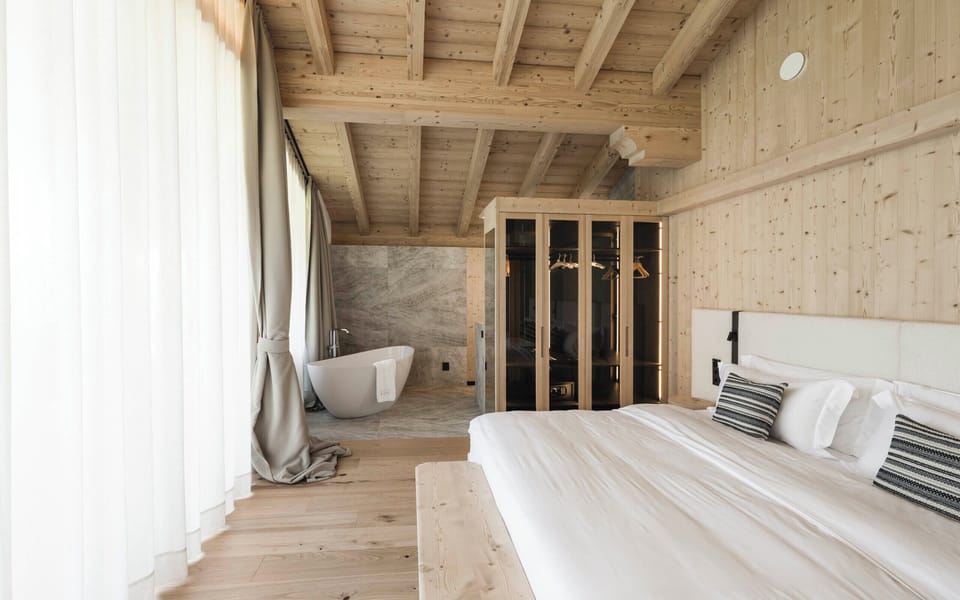 Panoramic Suite, Mountain View | In-room safe, blackout drapes, soundproofing, free WiFi