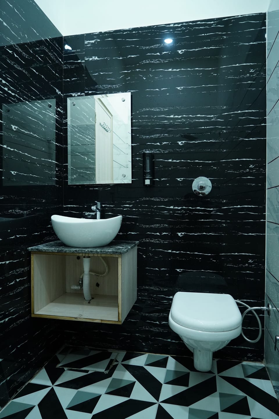 Deluxe Double Room | Bathroom | Shower, free toiletries, towels, soap