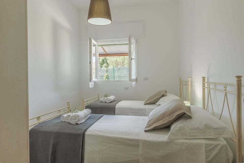 Furniture, Interior Design, Wall, Flooring, Ceiling, Floor, Wood, Lighting, Bed, Room