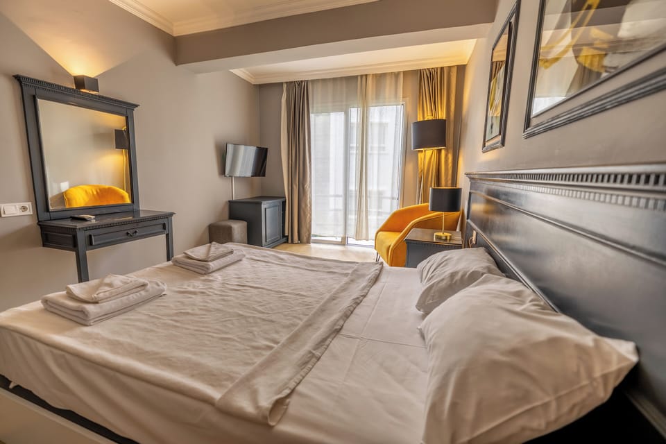 Standard Double or Twin Room, Balcony | Minibar, bed sheets