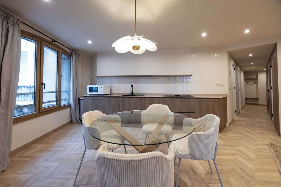 Deluxe Apartment | Living area | Flat-screen TV