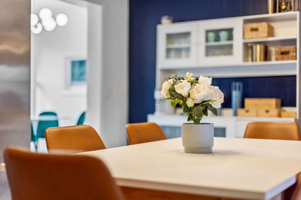 Open floor plan for family gatherings, fully stocked kitchen (spices, coffee-tea-hot choc and more!)