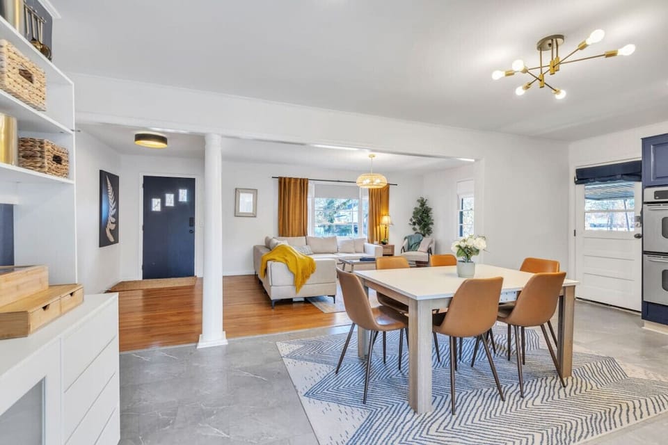 Open floor plan for family gatherings, fully stocked kitchen (spices, coffee-tea-hot choc and more!)