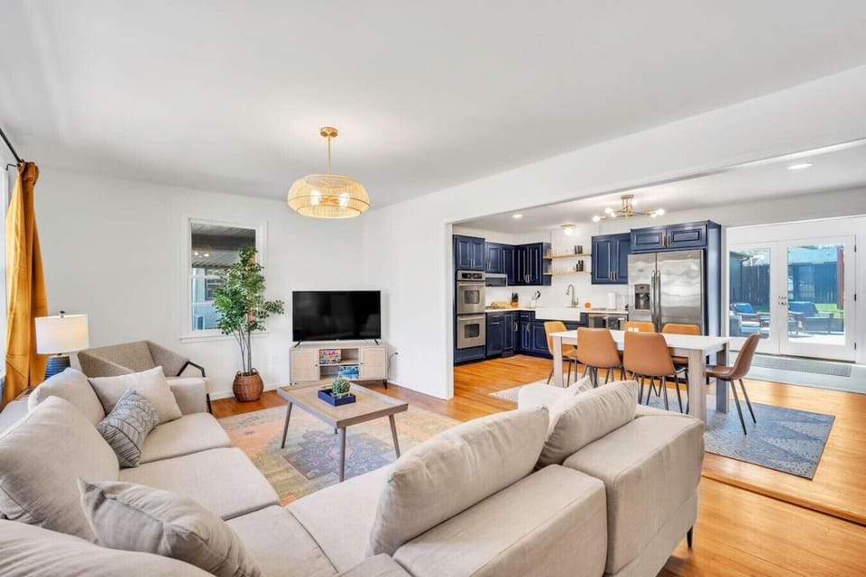 Open floor plan for family gatherings, fully stocked kitchen (spices, coffee-tea-hot choc and more!)