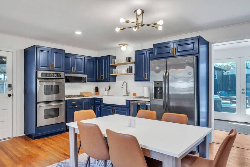 Full stocked kitchen, lots of seating: table has addit`l leaf, sunroom extra dining table, 2ble oven