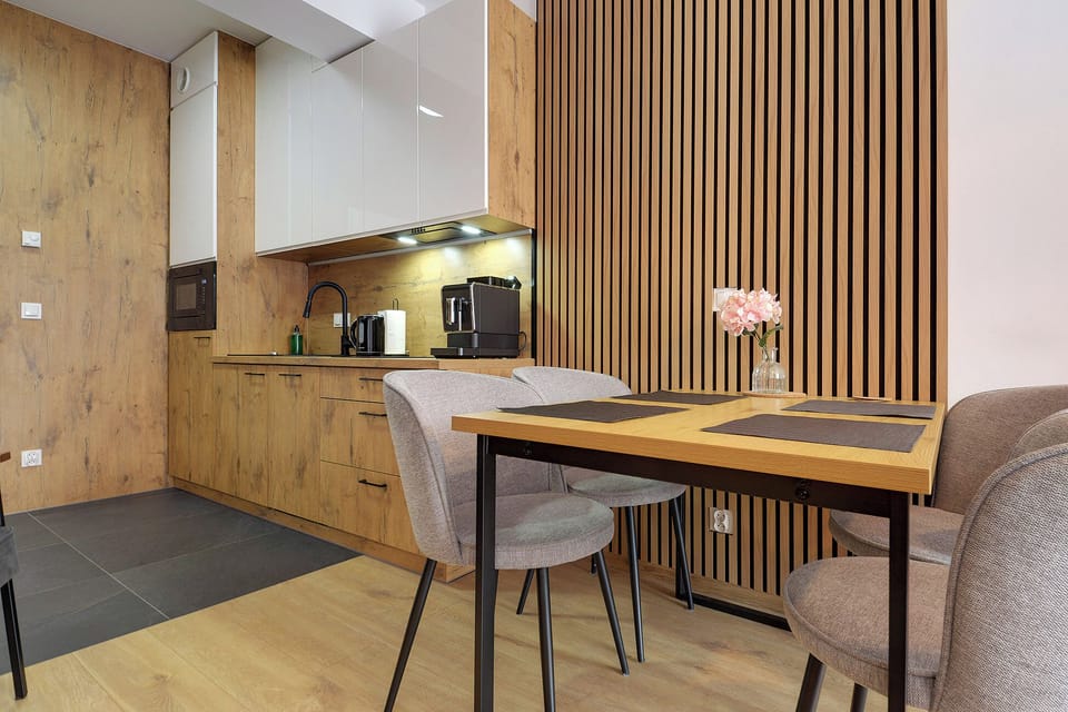 Apartment, Balcony | In-room dining