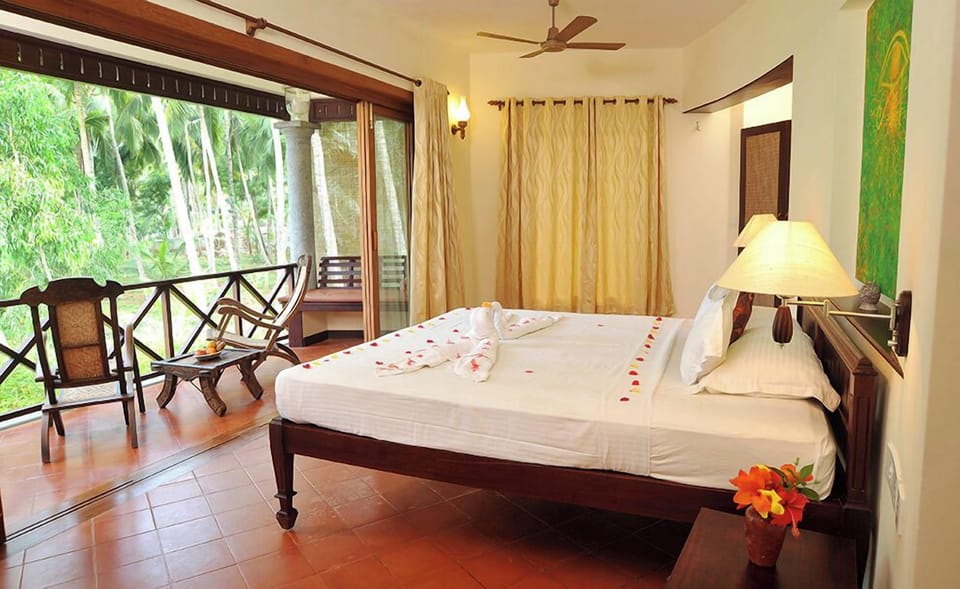 Deluxe Double or Twin Room, Beach View | Living area